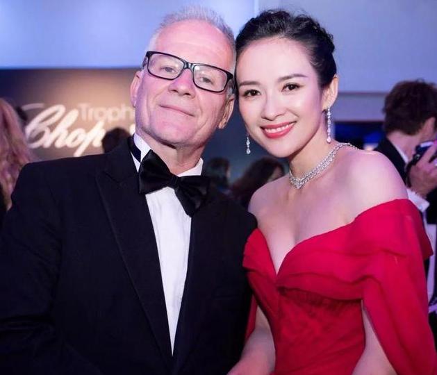坎城終於出了一個能被吹爆的女星，手上的飾品比禮服還搶眼
