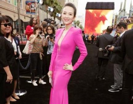 坎城終於出了一個能被吹爆的女星，手上的飾品比禮服還搶眼
