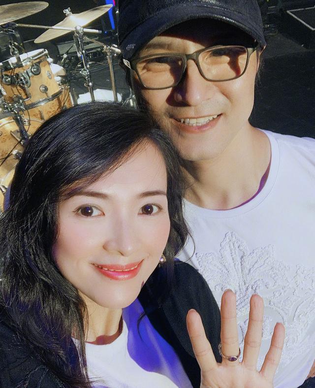 坎城終於出了一個能被吹爆的女星，手上的飾品比禮服還搶眼