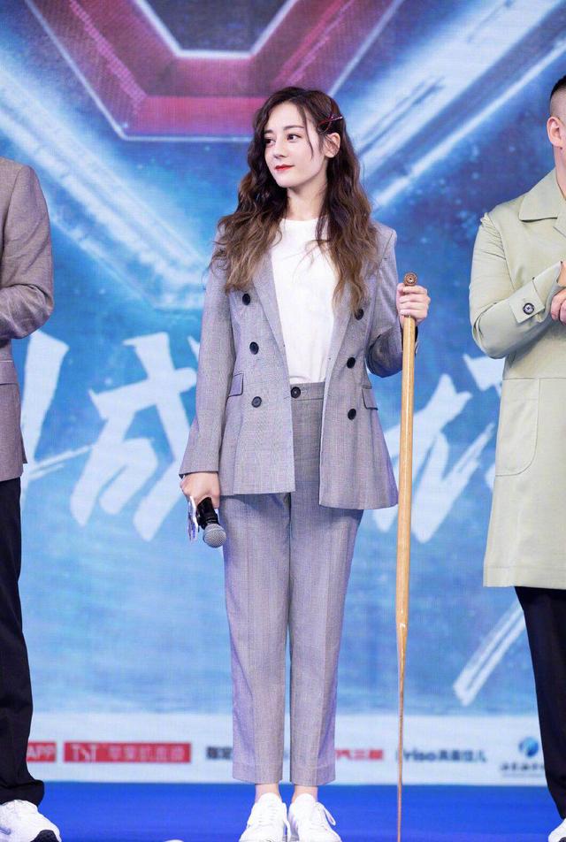 夏季小白鞋穿搭，佟麗婭姚晨減齡少女，baby熱巴穿西裝也搭它！