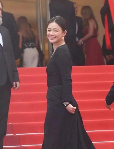 女星失敗顯胖的衣著：楊紫脖間設計顯臃腫，蔡依林成綠色'球體'