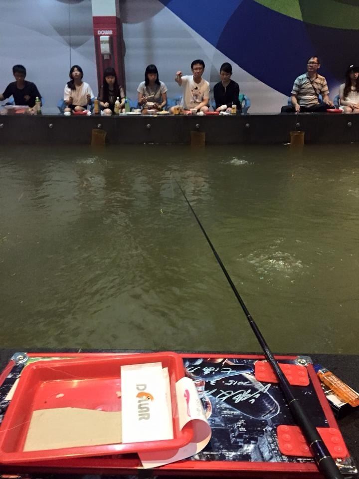 真的沒辦法專心釣蝦了！正妹上演「手抓海鮮」網友：快換釣魚！