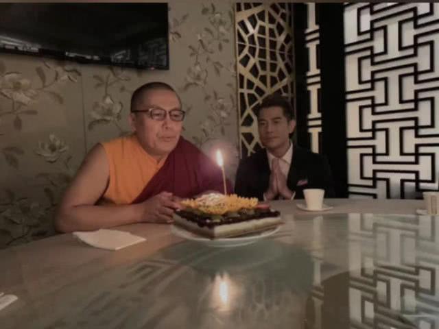 方媛二胎產女後郭富城現身拜佛，西裝革履很虔誠疑欲求子！