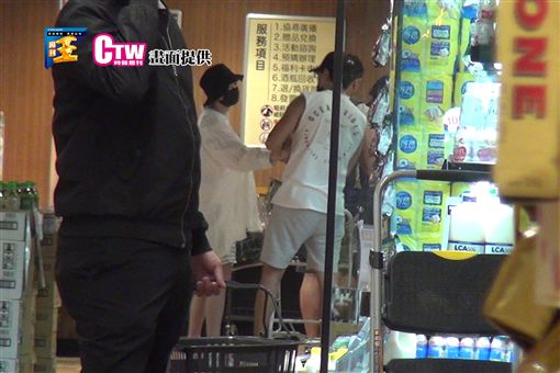 【小三上位變正宮】郭雪芙交往鐵證曝光！ 甜牽孫其君進房，撒嬌互動閃瞎網民…