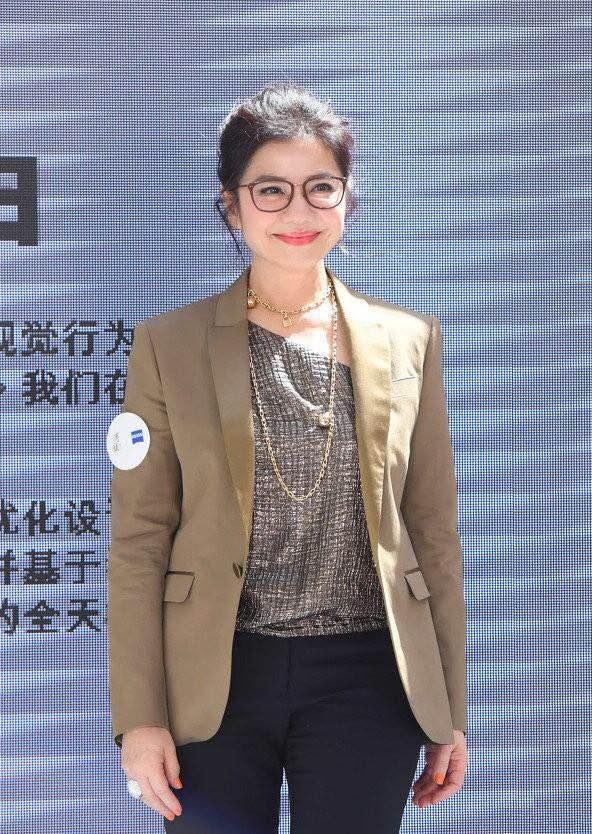59歲鍾楚紅高調現身，西裝配闊腿褲氣質優雅，網友：美貌犯規了！