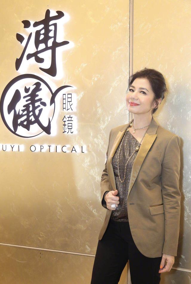 59歲鍾楚紅高調現身，西裝配闊腿褲氣質優雅，網友：美貌犯規了！