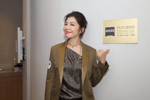 59歲鍾楚紅高調現身，西裝配闊腿褲氣質優雅，網友：美貌犯規了！
