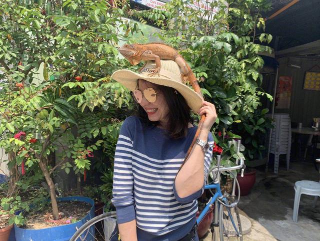 59歲鍾楚紅高調現身，西裝配闊腿褲氣質優雅，網友：美貌犯規了！