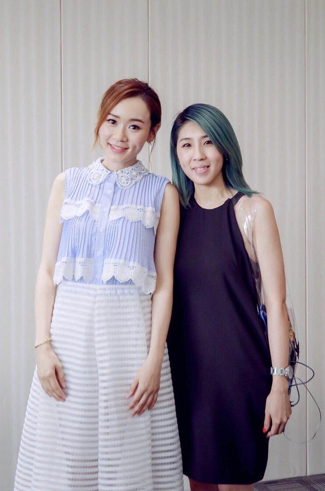 41歲楊思琦高調美回來！一條藍白連衣裙甜美減齡，不愧是港姐冠軍！