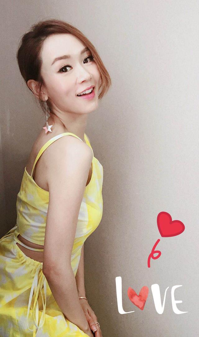 41歲楊思琦高調美回來！一條藍白連衣裙甜美減齡，不愧是港姐冠軍！