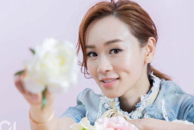 41歲楊思琦高調美回來！一條藍白連衣裙甜美減齡，不愧是港姐冠軍！