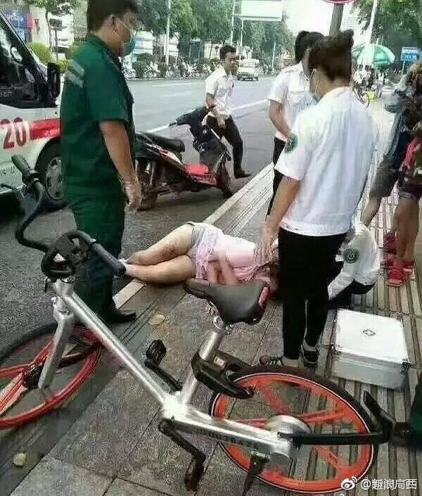 女子酒醉躺路上整夜，3名男子一旁「默默守候」到早上！救護車來的時候，卻被女子嚇一跳！
