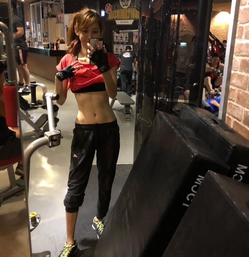這妹子超級健！正妹教練「楊甯」緊緻美體腹肌乍現。