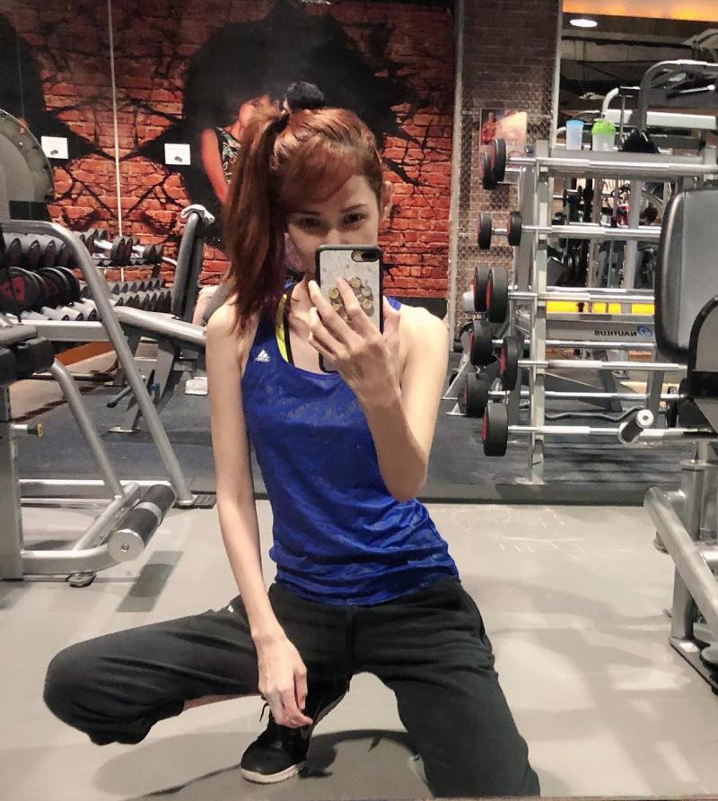 這妹子超級健！正妹教練「楊甯」緊緻美體腹肌乍現。
