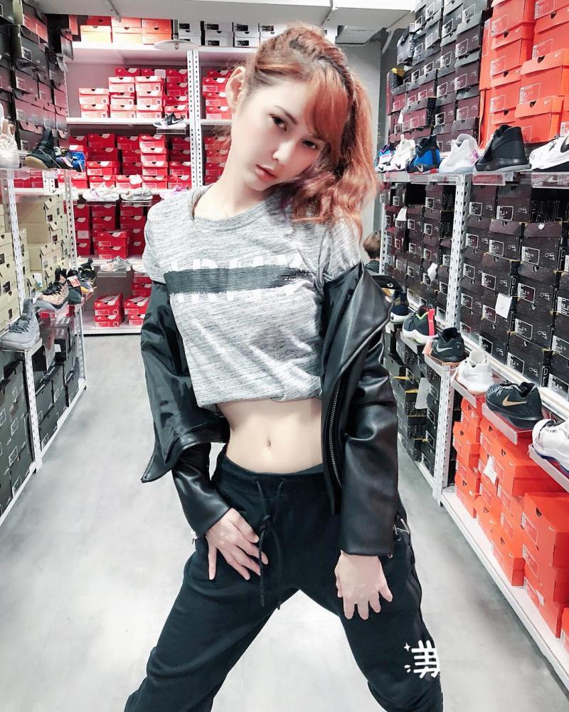 這妹子超級健！正妹教練「楊甯」緊緻美體腹肌乍現。
