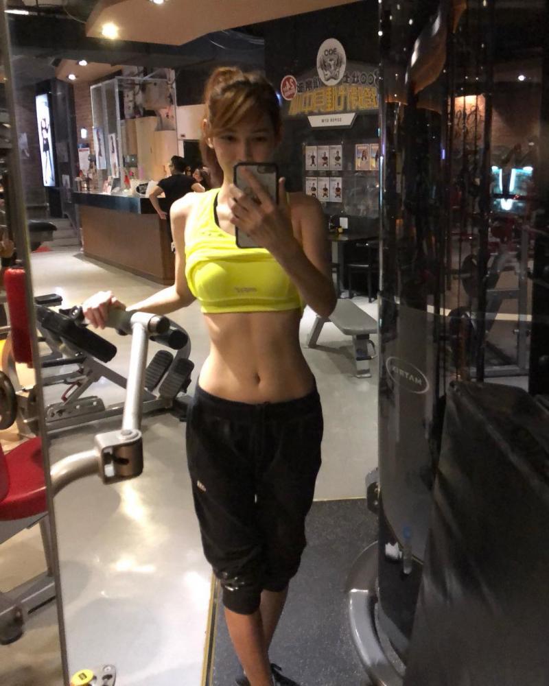這妹子超級健！正妹教練「楊甯」緊緻美體腹肌乍現。
