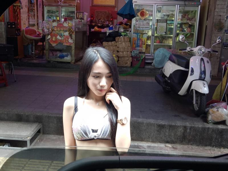 檳榔妹好正！老司機暴動：嫂子在後面。