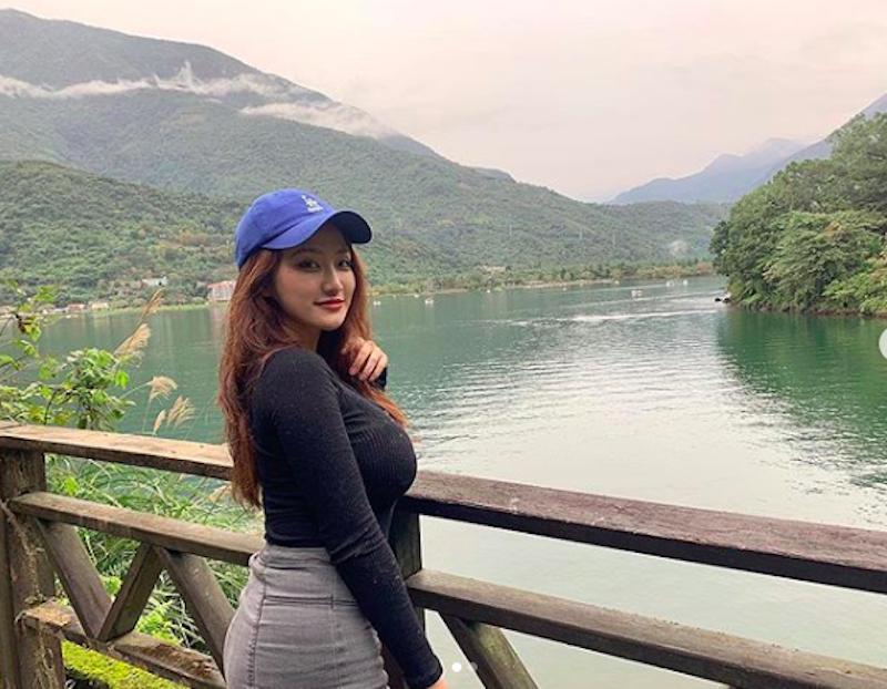 穿這樣去健身房真的母湯！正妹「Gina」平口洋裝當運動服。