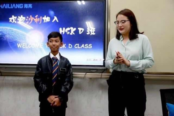 還記得「10種語言叫賣弟」嗎？神童近況曝光終夢想成真「跪哭謝恩人」網欣慰...
