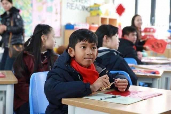 還記得「10種語言叫賣弟」嗎？神童近況曝光終夢想成真「跪哭謝恩人」網欣慰...
