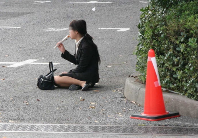 他問女生「穿超短熱褲」坐捷運不衛生？妹子一現身...網友全部歪樓