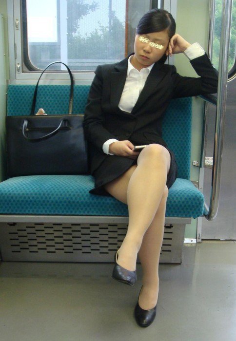 他問女生「穿超短熱褲」坐捷運不衛生？妹子一現身...網友全部歪樓