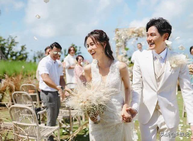 【甜蜜的背後~】黃翠如蕭正楠舉行婚禮後去度蜜月，BB在機場一臉不高興一個人離開，老公馬上哄回！