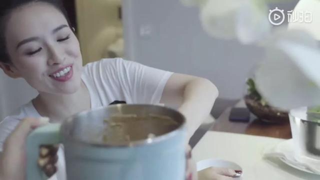 40歲章子怡再次爆紅坎城！4口泡麵、1碗豆芽，誰能比她更狠？