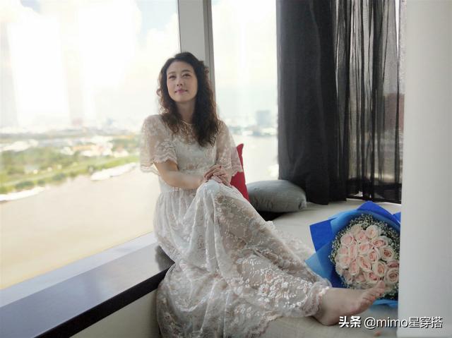 52歲周海媚不低調，身穿印花連衣裙美得出眾，扎馬尾辮減齡又驚艷