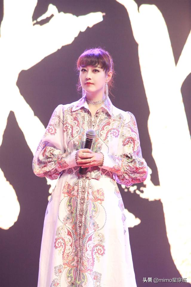 52歲周海媚不低調，身穿印花連衣裙美得出眾，扎馬尾辮減齡又驚艷