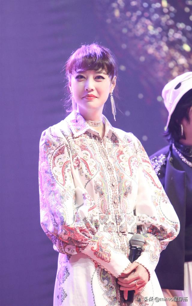 52歲周海媚不低調，身穿印花連衣裙美得出眾，扎馬尾辮減齡又驚艷