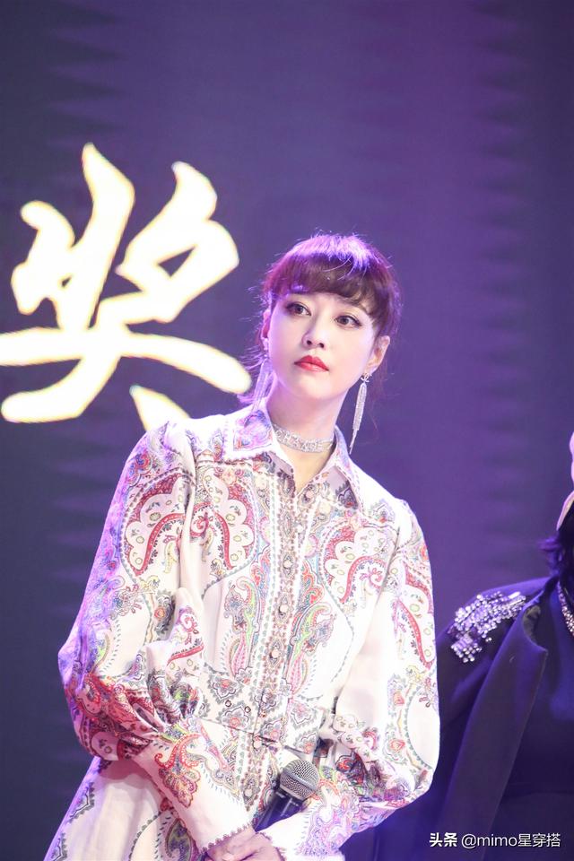 52歲周海媚不低調，身穿印花連衣裙美得出眾，扎馬尾辮減齡又驚艷
