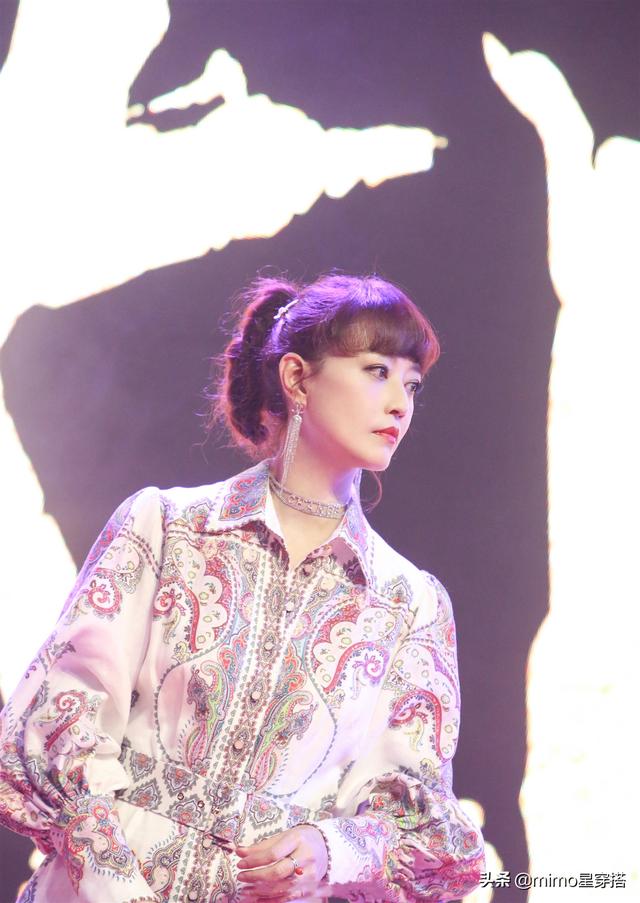 52歲周海媚不低調，身穿印花連衣裙美得出眾，扎馬尾辮減齡又驚艷