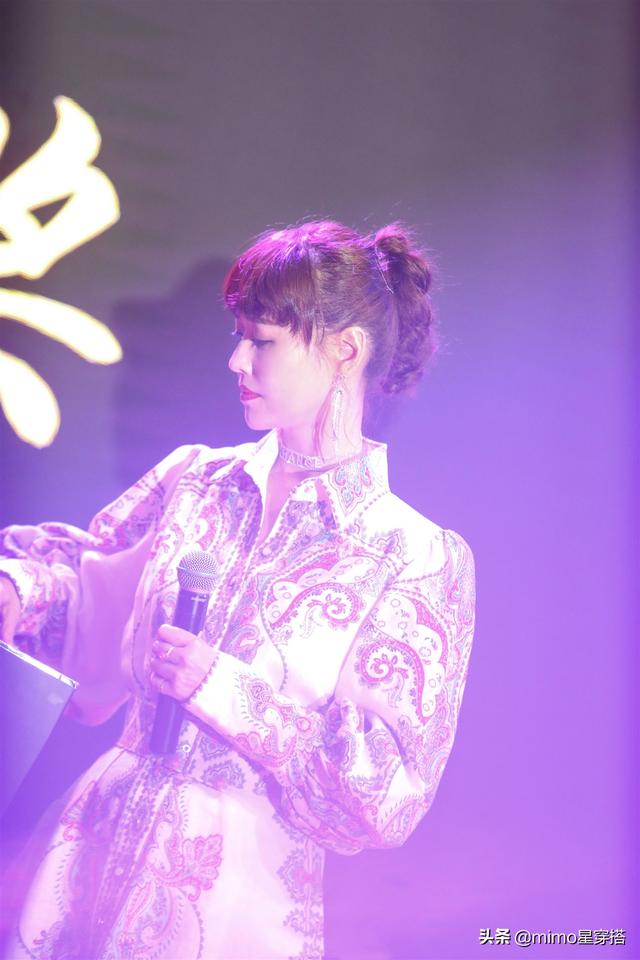 52歲周海媚不低調，身穿印花連衣裙美得出眾，扎馬尾辮減齡又驚艷