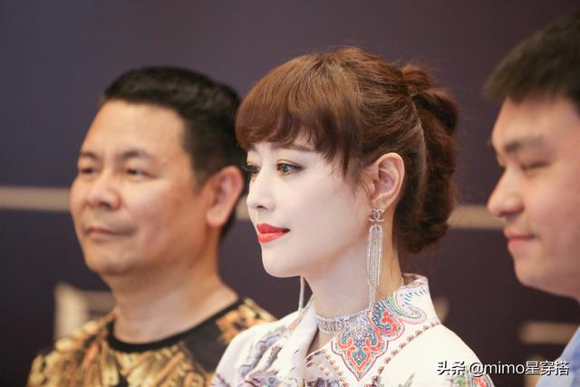 52歲周海媚不低調，身穿印花連衣裙美得出眾，扎馬尾辮減齡又驚艷