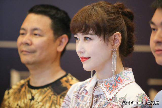 52歲周海媚不低調，身穿印花連衣裙美得出眾，扎馬尾辮減齡又驚艷