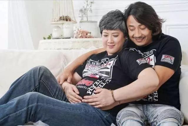 老牌男演員曬全家福，一旁老婆頭髮花白，如今一起拍寫真坦言還想生！