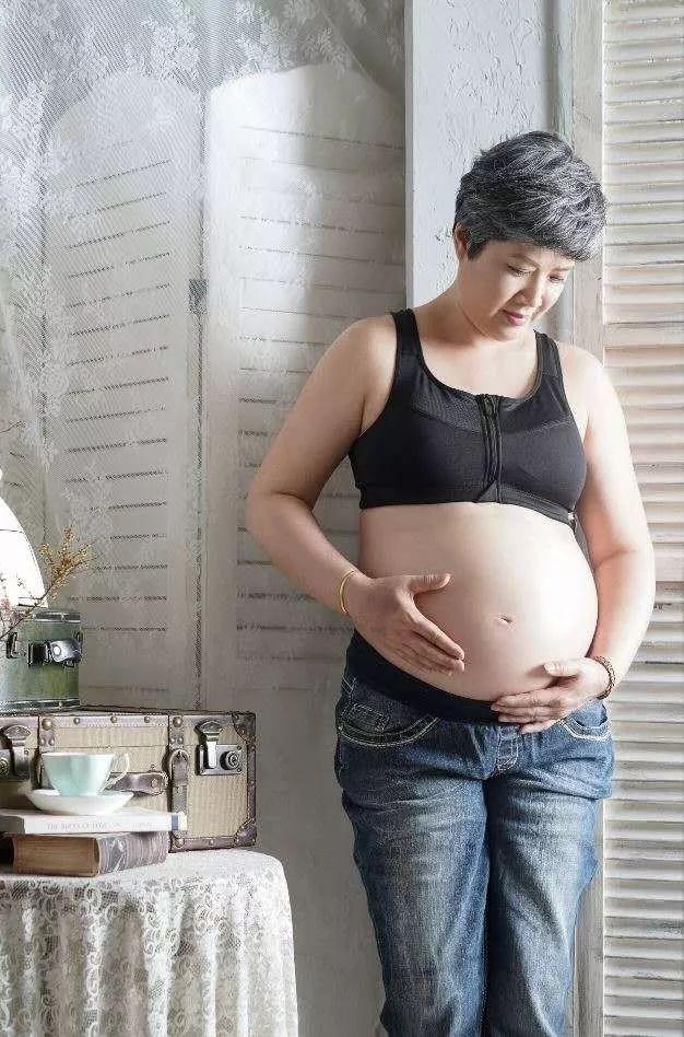 老牌男演員曬全家福，一旁老婆頭髮花白，如今一起拍寫真坦言還想生！