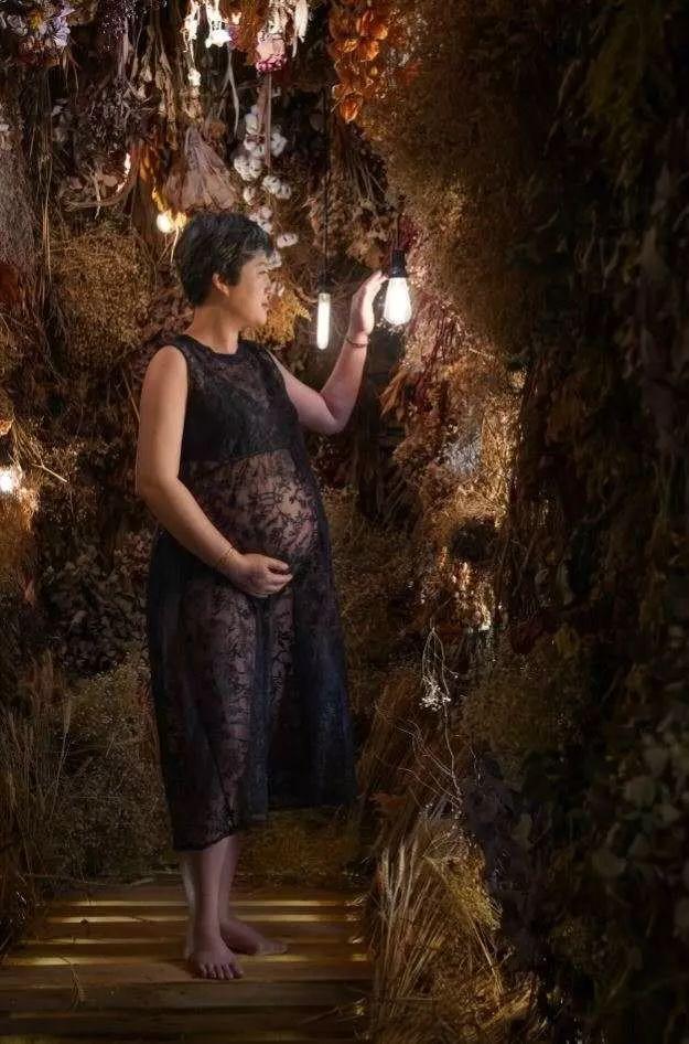 老牌男演員曬全家福，一旁老婆頭髮花白，如今一起拍寫真坦言還想生！
