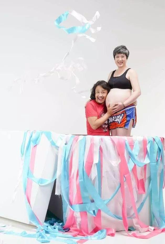 老牌男演員曬全家福，一旁老婆頭髮花白，如今一起拍寫真坦言還想生！