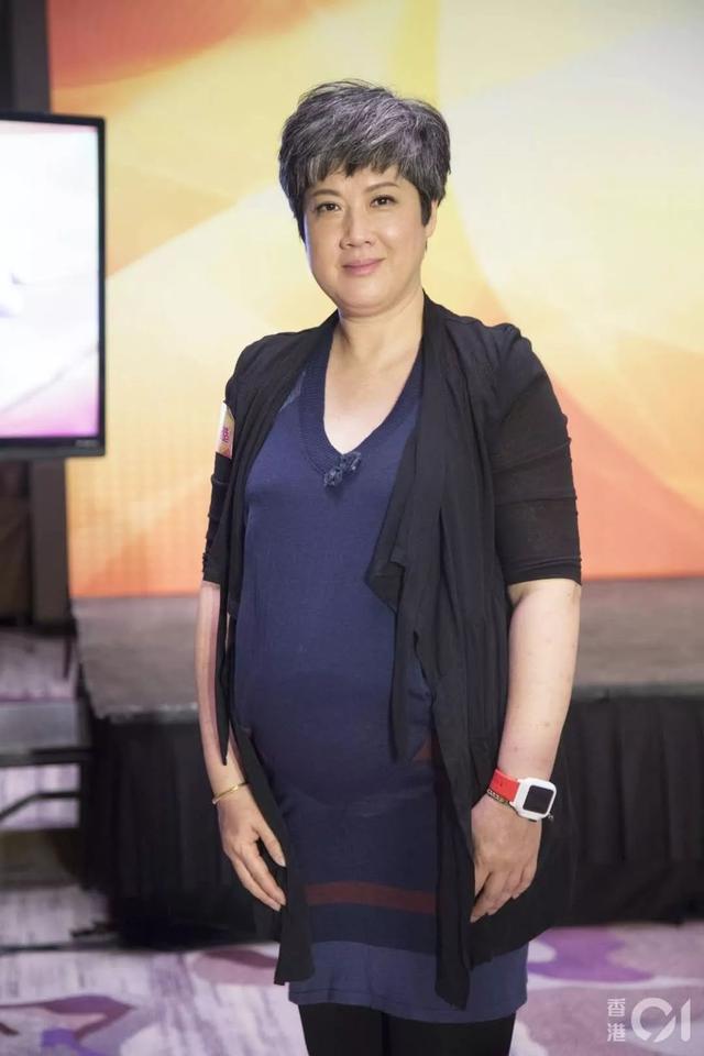 老牌男演員曬全家福，一旁老婆頭髮花白，如今一起拍寫真坦言還想生！