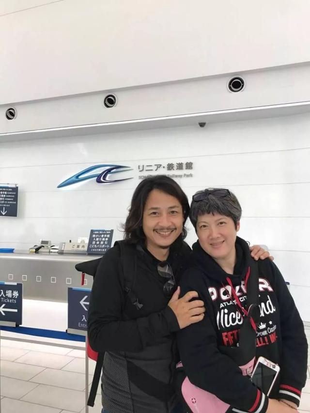 老牌男演員曬全家福，一旁老婆頭髮花白，如今一起拍寫真坦言還想生！