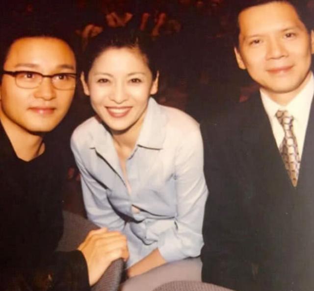 他摸張學友頭，捏成龍臉，踢向華強凳子，抽菸錄節目無人敢阻擾！