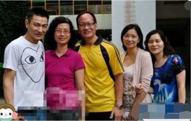58歲劉德華一不小心曬出同學聚會照，林志玲曬出同學聚會照，再次證明有明星的聚會別去！