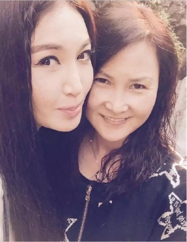 58歲劉德華一不小心曬出同學聚會照，林志玲曬出同學聚會照，再次證明有明星的聚會別去！