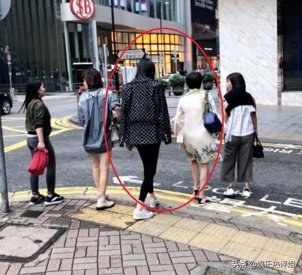 奚夢瑤陪四太逛街，何超蓮陪友人看演唱會，豪門裡的女人接地氣