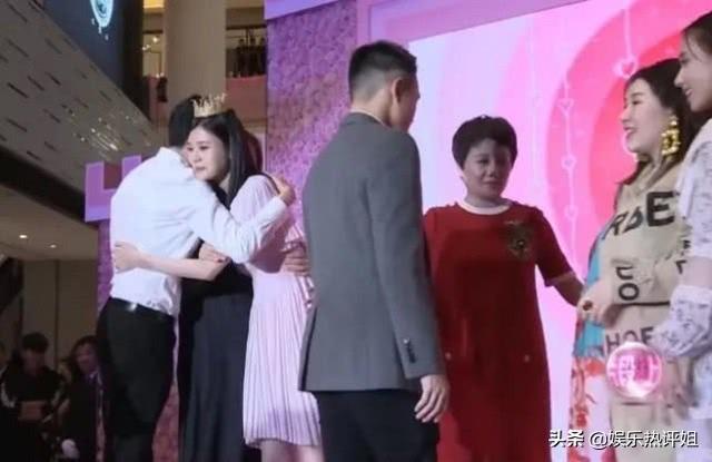 奚夢瑤陪四太逛街，何超蓮陪友人看演唱會，豪門裡的女人接地氣