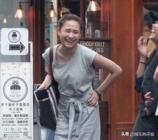 奚夢瑤陪四太逛街，何超蓮陪友人看演唱會，豪門裡的女人接地氣