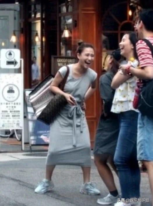 奚夢瑤陪四太逛街，何超蓮陪友人看演唱會，豪門裡的女人接地氣
