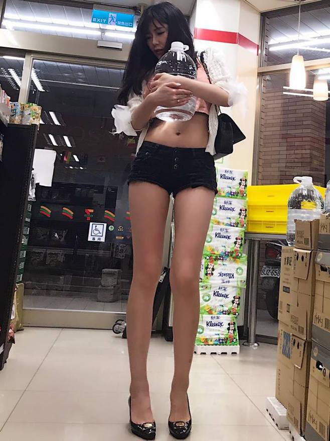 超商驚見「長腿背殺妹」出沒...：跪求店址？
